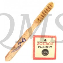 Zahnbürste und Solidox Zahnseife  (German wooden Toothbrush together with a package of 'Solidox' Tootpaste) 