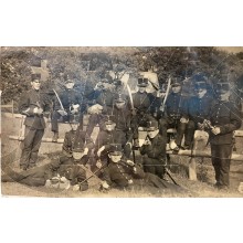 Foto groep in net tenue met sabels gepresenteerd 1910