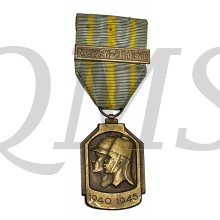 African War Medal (Médaille de la Guerre Africaine / Afrikaanse Oorlogsmedaille) 1940-1945 with ‘Moyen-Orient’ ’ clasp