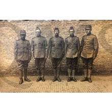 Foto groep van 5 militairen opgesteld voor muur 1916