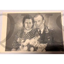 Studio portret decorated LW NCO with wife