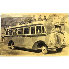 Prent briefkaart mobilisatie 1939 Wordt  onze hulp ergems vereischt, de soldaat stapt in de bus en reist