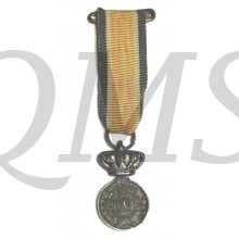 Eremedaille Orde van Oranje Nassau miniatuur 18 mm zilver