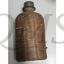Veldfles van glas met riet omvlochten,  tinnen schroefsluiting (KNIL  1880-1919)