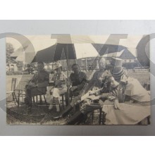 Prentbriefkaart offieren onder parasol 