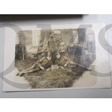Prentbriefkaart 5 soldaten poserend in een tuin