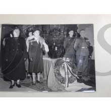 Persfoto bijzetting Urn met aarde van de Indonesische erevelden 29 april 1950