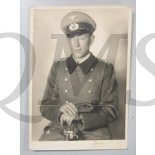 Photo (Mil. Postcard ) 1943 WH NCO  with overcoat and schirm mutze/sabre