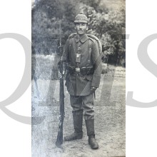 (Feld) Postkarte 1915 Deutscher Soldat mit marschbepackung und Pickelhaube