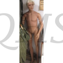Etalage figuur staand met pruik (Mannequin standing with wig)