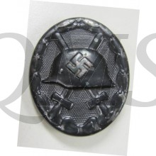  With the outbreak of World War 2, on 1 September 1939, Hitler re-instituted a slightly modified version of the wound badge by altering the WWI pattern helmet on the badge to the newly designed M35 style helmet. The badge was awarded to both military and 