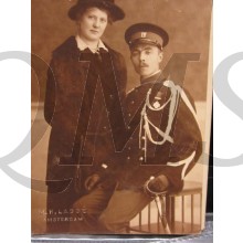 Foto/studioportret 1910 gedecoreerde onderofficier met vrouw