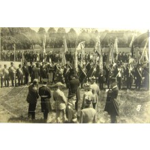 Photo Soldaten und civiel personen mit Fahnen WK1