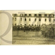 Postkarte Fanfare und Soldaten aufgestellt Kaserneplatz