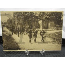 Prent briefkaart  mobilisatie 1914 Harskamp, marcherende soldaten