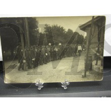 Foto 1914 soldaten wachtend met borden op eten