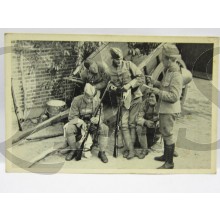 Prent briefkaart mobilisatie 1939 Nederland paraat Soldaten reinigen wapens 