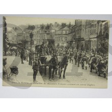 Carte Postale Dans la Somme batallion de chasseurs Francais croisant un convoy anglais