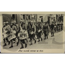 Prent briefkaart mobilisatie 1940 Met muziek voorop op stap