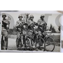 Prent briefkaart mobilisatie 1940 Nederlandsche Wielrijders Muziekcorps, Eenigste ter wereld (klarinet)