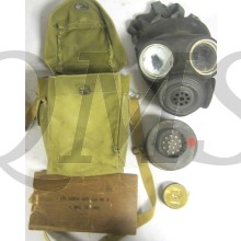 Gasmaskertas met gasmasker Light Service M1943 CANADA  (Gasmaskbag with gasmask Light Service M1943 CANADA)