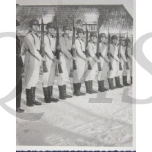 Photo Kriegsmarine Soldaten met 98k angetreten im Schnee