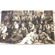 Foto peleton bewapende infanterie in grijs en witte kleding 1914