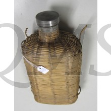 KNIL Veldfles van glas met riet omvlochten schroefsluiting 