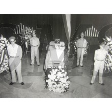 Foto Erewacht bij het opgebaarde lichaam van Generaal Spoor in de chapelle ardente