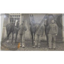 Foto 7 april 1932 3 huzaren in werkkleding met paarden