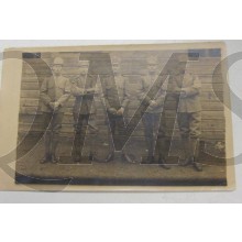 Foto 5 manschappen 1916 voor barak