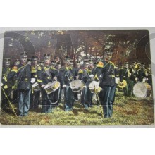 Prent briefkaart  Mil Kapel aangetreden op grasveld 1905-10