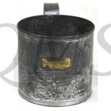 Metalen mok met oor Stichting Oranje Hotel 1940-1945