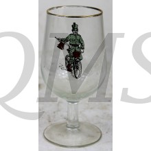 Glas met militaire muzikant/wielrijder