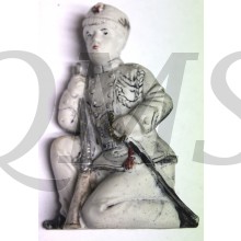 Porseleinen WW1 soldaat zittend 