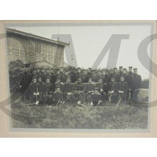 Groep officieren in zwarte tenue 1905-1910 voor barak