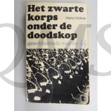 Het zwarte korps onder de doodskop