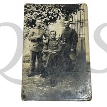 Postkarte/ Photo 1914 3 German soldiers in a garden , 1 sitting 