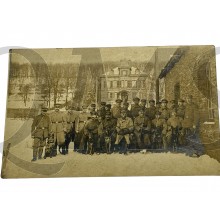 Postkarte/ Photo 1915 Large group of German soldiers with dogs in the snow