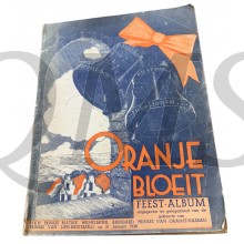 Book - Oranje bloeit feest-album uitgegeven ter gelegenheid van de geboorte van Prinses Beatrix