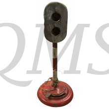 Seinlamp / Spoorlamp (mogelijk olielamp-stijl of miniatuur). Materiaal: Metaal, rood gespoten. Kenmerken: Beschikt over een standaard met een hefboommechanisme voor bediening en twee openingen voor lichtsignalen