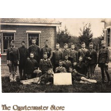 Foto groep manschappen met onderofficier 1930