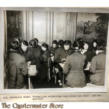 Press photo , WW1 Western front, female Auxiliaries eating meal