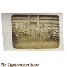 (Photo) Postkarte 1914 Soldaten vor einem einfaches Haus