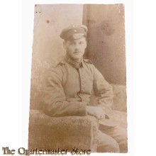 Feld postkarte 1914-18 Studio Photo Soldat sitzend mit Mutze