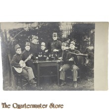 (Studio Photo) Postkarte 1915 Osterreich soldaten am Tisch spielen musik