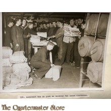 Press photo , WW1 Western front, arrival of mail and newspapers at sea