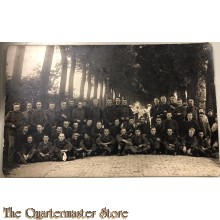Foto grote groep soldaten in werk kleding poserende op de weg 1917