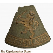 Mouwleeuw Je Maintiendrai in geel geborduurd op kaki