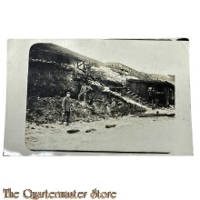 Feld Postkarte 1914-18 Photo Two German soldiers posing at the battlefield